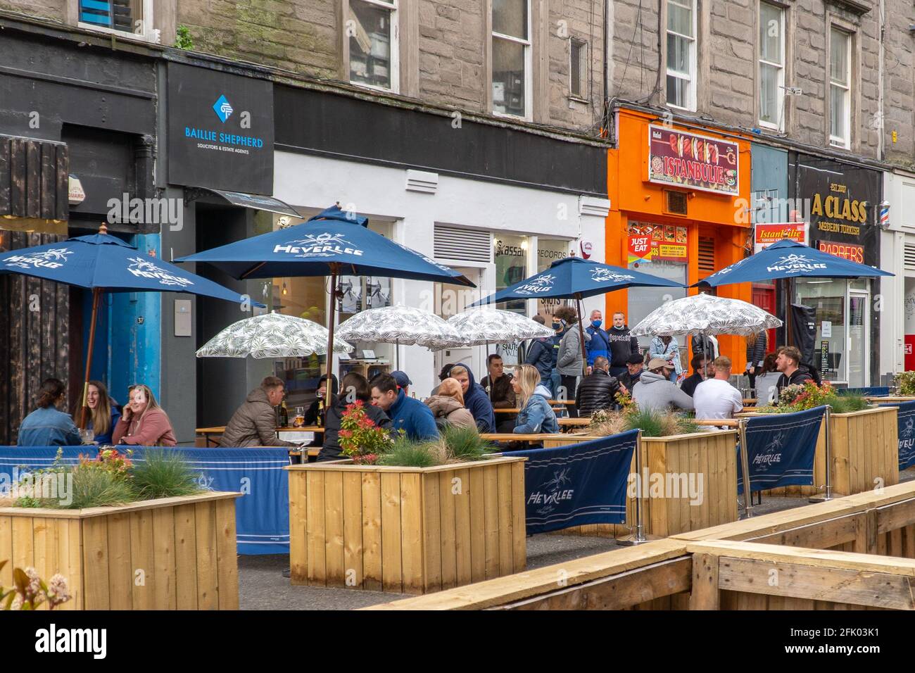 Dundee, Tayside, Scozia 26 aprile 2021: Pub con giardini di birra aperti in tutto il centro della città di Dundee, come il governo scozzese rilassare le restrizioni di blocco, che vedono l'apertura degli affari, e qualche normalità tornare alla vita della gente. Foto Stock