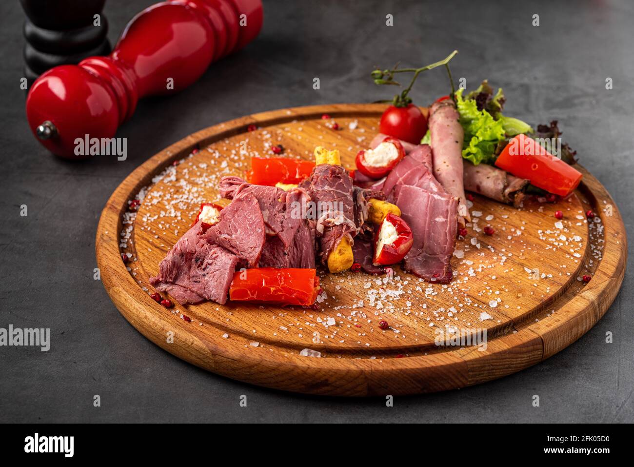Tavola di antipasti con diversi antipasti, grissini, noce, spuntini Foto Stock