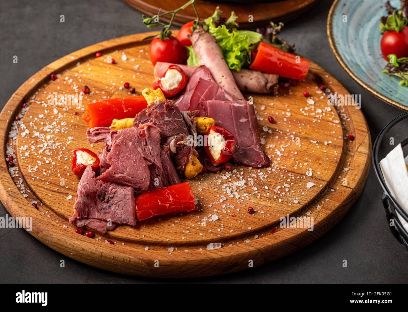 Tavola di antipasti con diversi antipasti, grissini, noce, spuntini Foto Stock