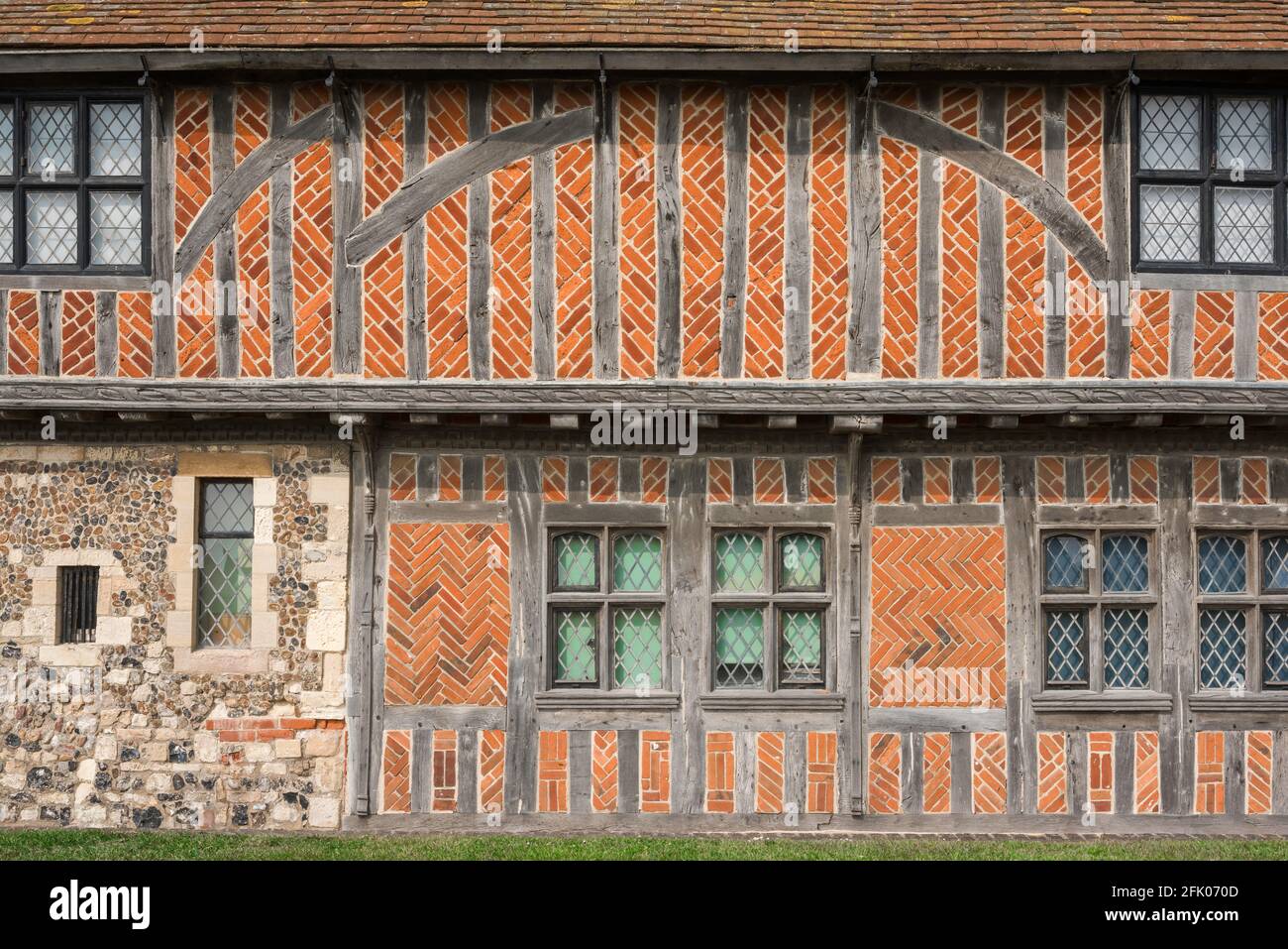 Architettura medievale UK, vista della quercia a graticcio con mattoni e pietra selce infilling della fine 15 ° secolo Moot Hall ad Aldeburgh, Suffolk. Foto Stock