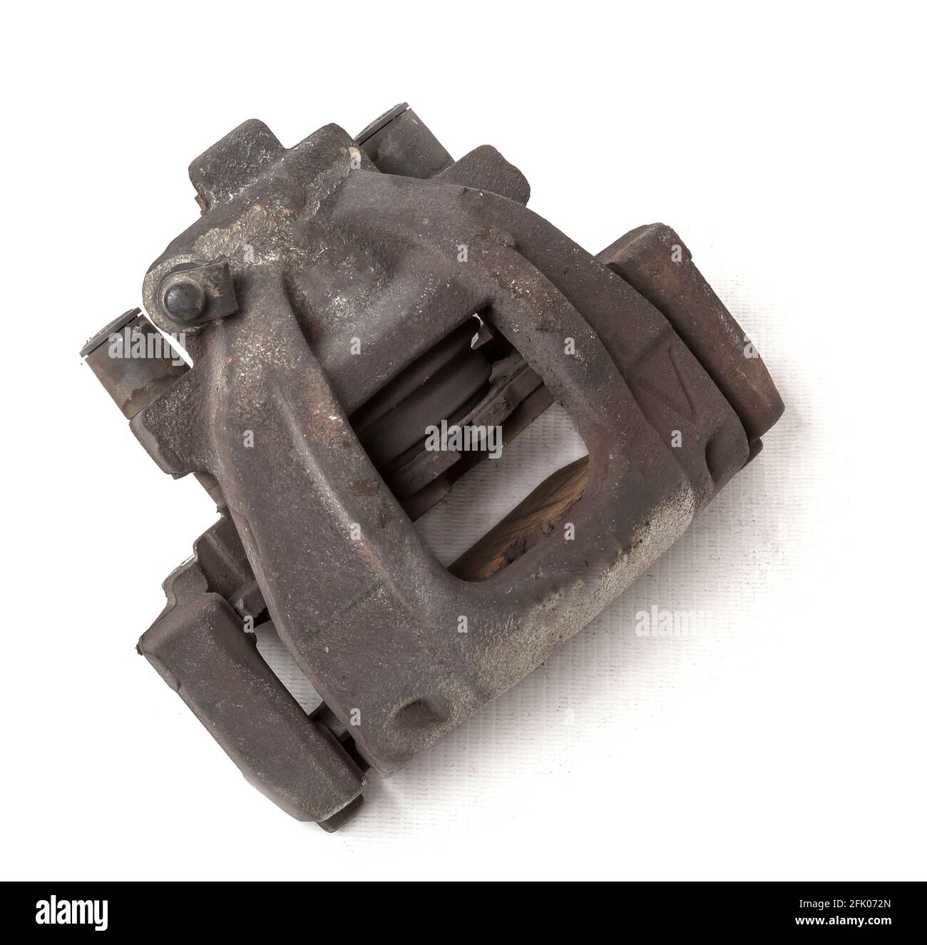 Vecchia pinza del freno in metallo su sfondo bianco in una studio fotografico per la sostituzione durante la riparazione del telaio o per un catalogo di pezzi di ricambio per s Foto Stock