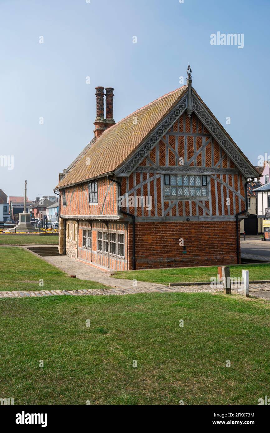 Aldeburgh Suffolk, vista della Sala della Moot del XVI secolo, ora il museo della città, situato lungo il lungomare di Aldeburgh, Suffolk, Inghilterra, Regno Unito Foto Stock