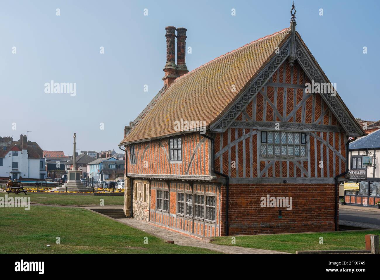 Aldeburgh Suffolk, vista della Sala della Moot del XVI secolo, ora il museo della città, situato lungo il lungomare di Aldeburgh, Suffolk, Inghilterra, Regno Unito Foto Stock