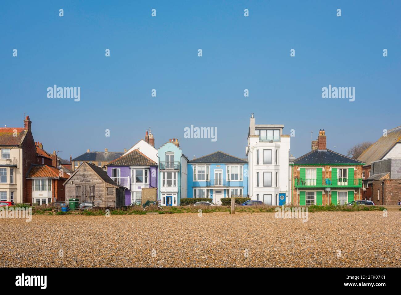 Aldeburgh Suffolk UK, vista in estate della colorata proprietà per le vacanze situata lungo il lungomare di Aldeburgh, Suffolk, Inghilterra, Regno Unito Foto Stock