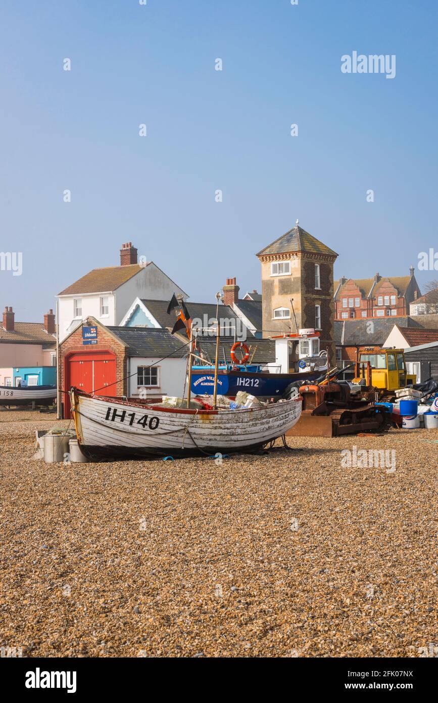Aldeburgh Suffolk, vista in estate della spiaggia di ciottoli ad Aldeburgh in Suffolk, Inghilterra, Regno Unito. Foto Stock