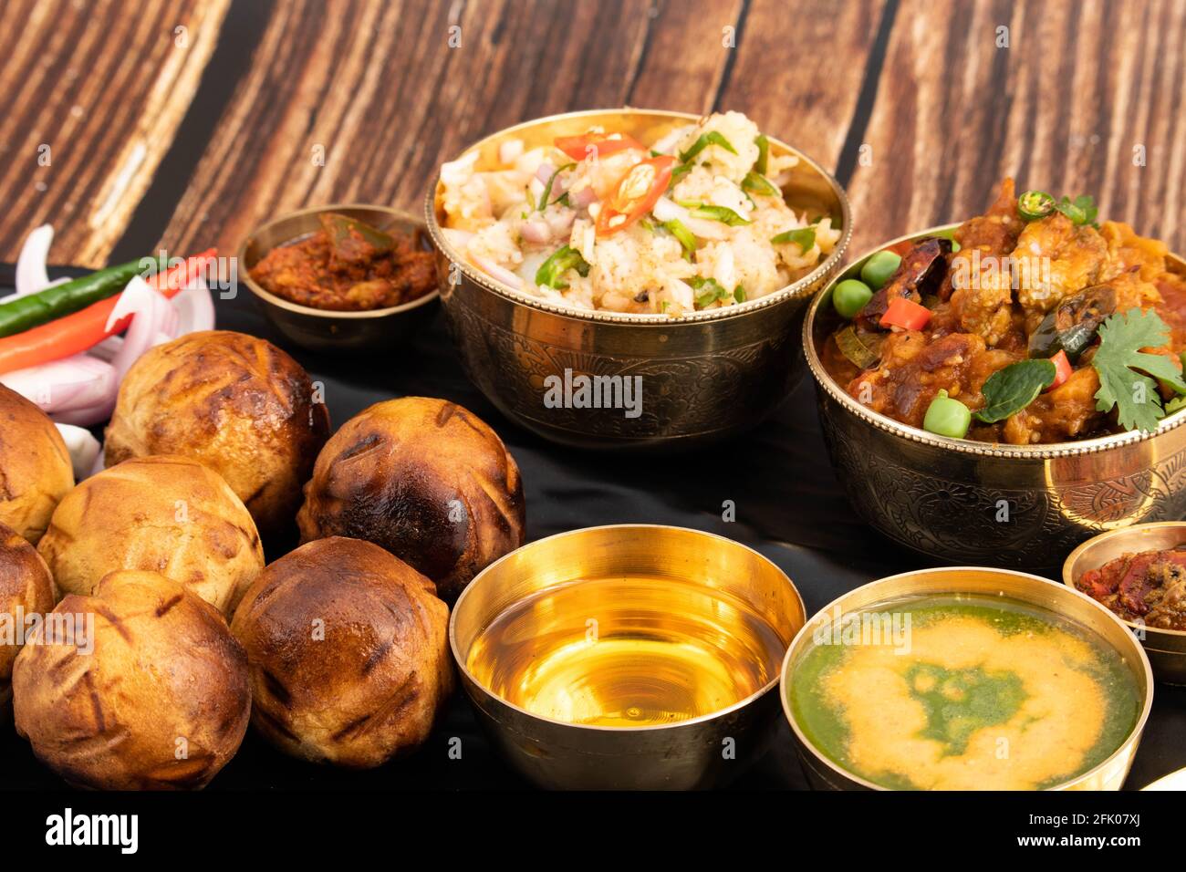 Litti Chokha o Liti Choka ripieni con Chana Sattu e. Drenched in Desi ghee è cibo regionale di Bihar Jharkhand E Uttar Pradesh è servito con Alo Foto Stock