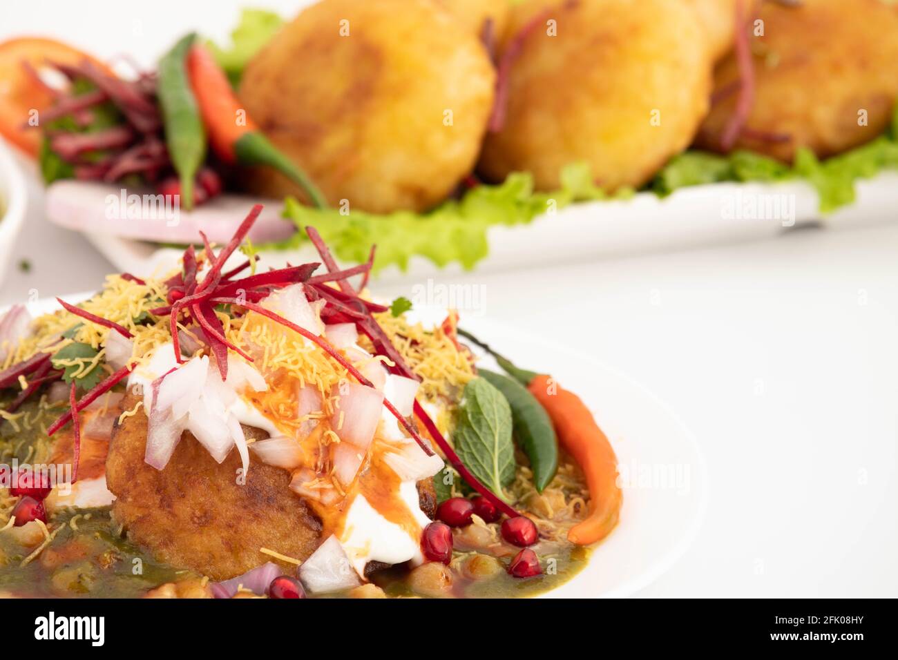 Alo Tikki, conosciuto anche come Alu Ki Tikkia, è condito Frittatine o frittatine di patate bollite usate in vari indiani Cibo di strada Masala Chaat spuntini Foto Stock