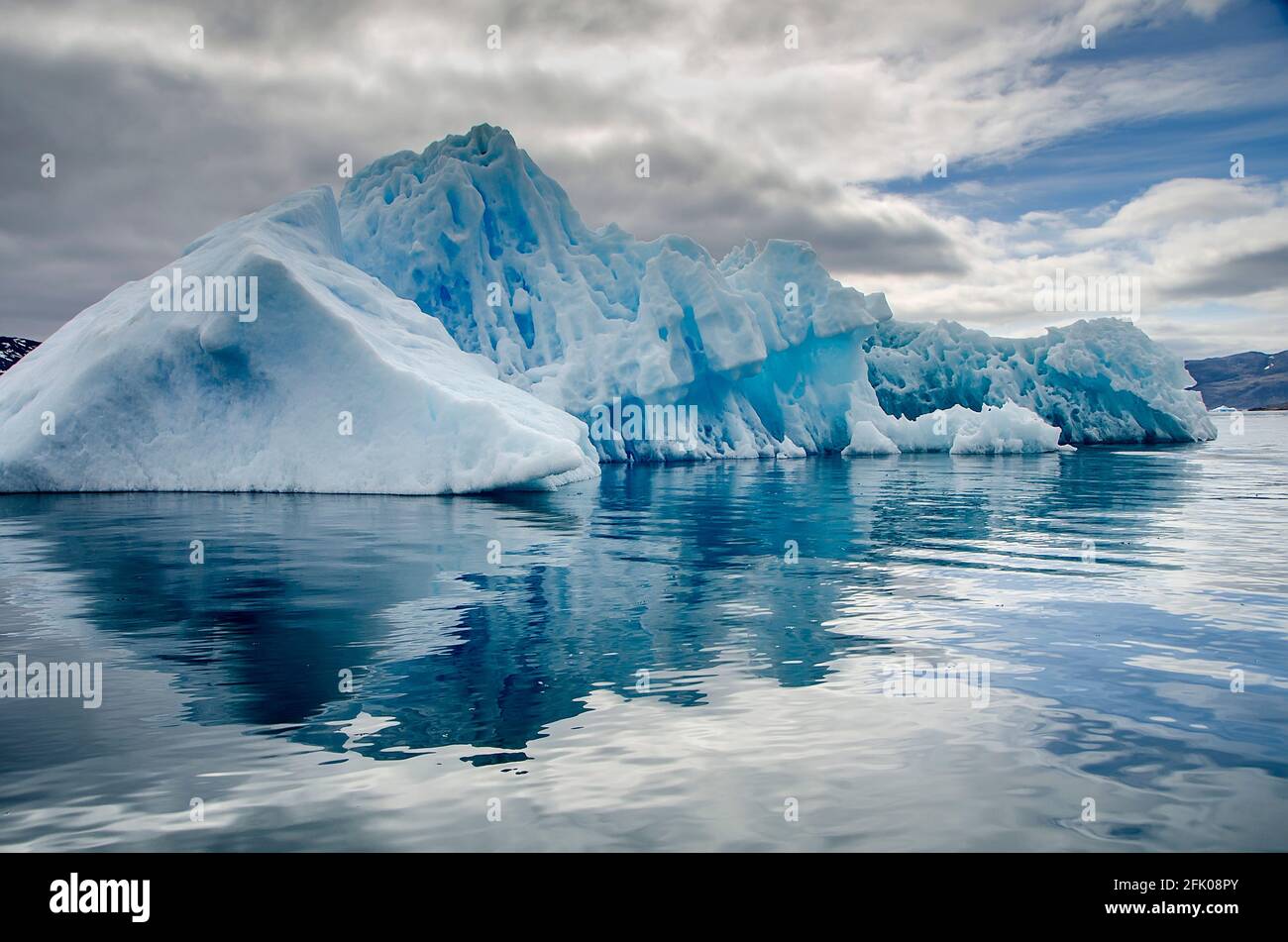 Iceberg bluastro in un mare di vongola Foto Stock