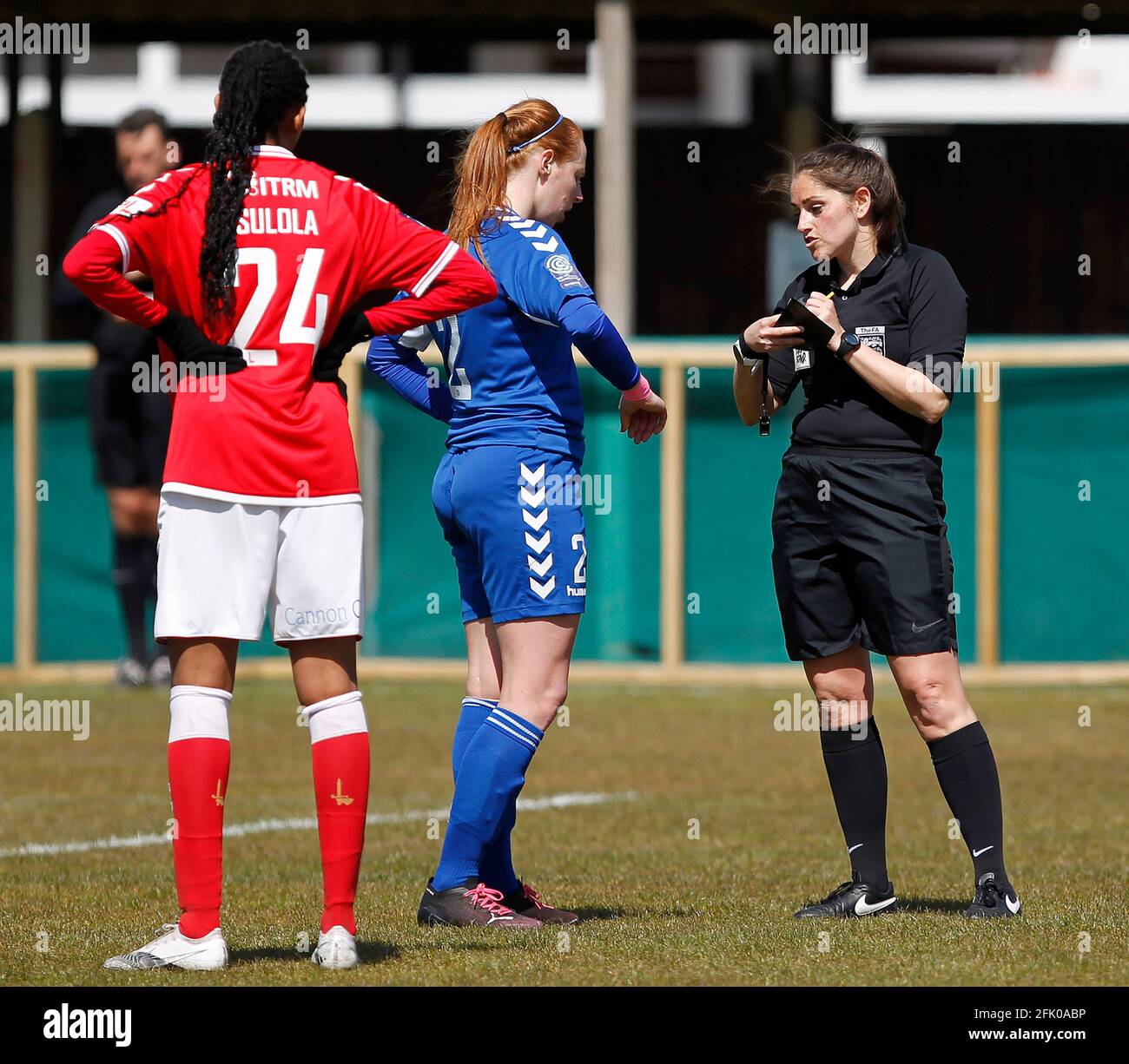 DARTFORD, Regno Unito, 25 APRILE: Kathryn Hill of Durham W.F.C è rimproverato dall'arbitro Louise Saunders durante il campionato femminile fa tra Cha Foto Stock