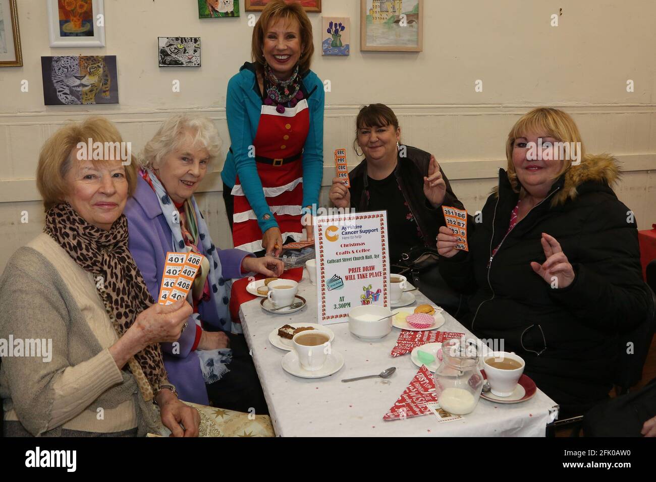 L'Ayrshire Cancer Support ha tenuto la loro fiera annuale dell'artigianato natalizio e del caffè presso le strutture ecclesiali di St Columba, Edna Gemmell, Irene Patterson, Margaret Bates, Pamela Hannan, Jean Douglas Foto Stock