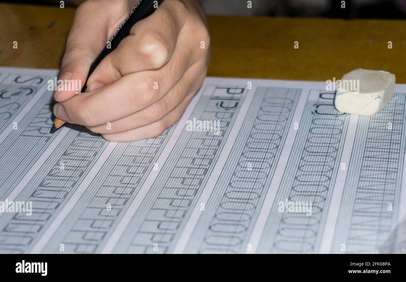 Compiti scolastici in carta, fuoco selettivo Foto Stock