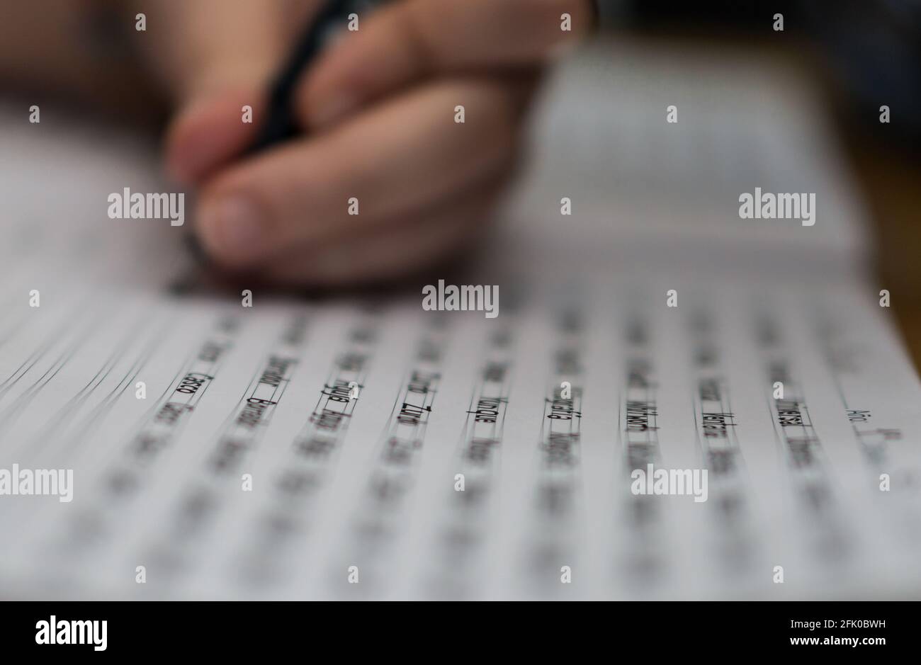 Compiti scolastici in carta, fuoco selettivo Foto Stock