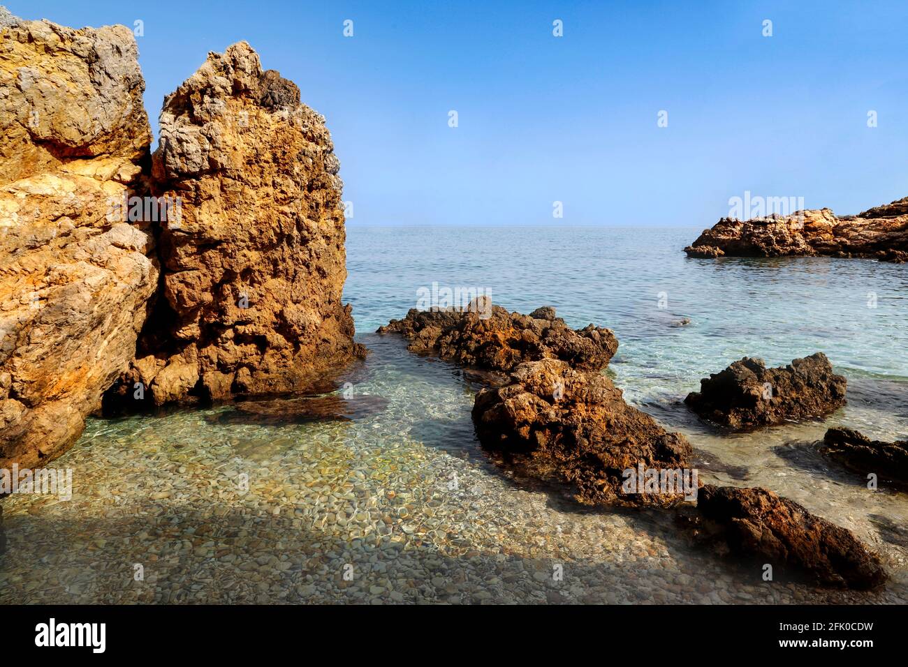 Una baia appartata lungo il Golfo di Castellammare nella Riserva Naturale di Zingaro, Scopello, Trapani, Sicilia, Italia. Foto Stock