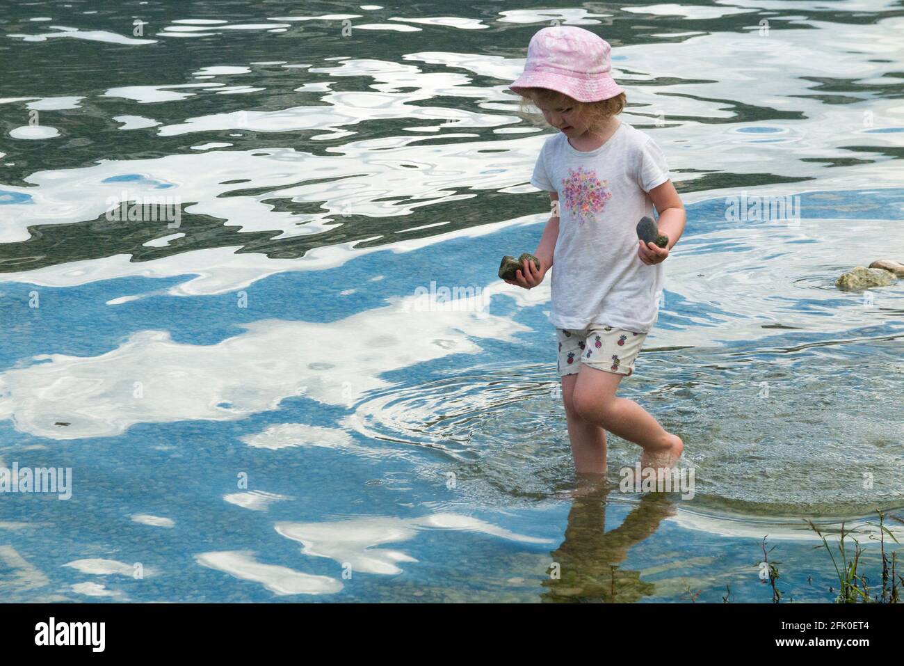 Ragazza di 4 anni / capretto con protezione del cappello di sole / cappelli;  bambini / gioco di bambini