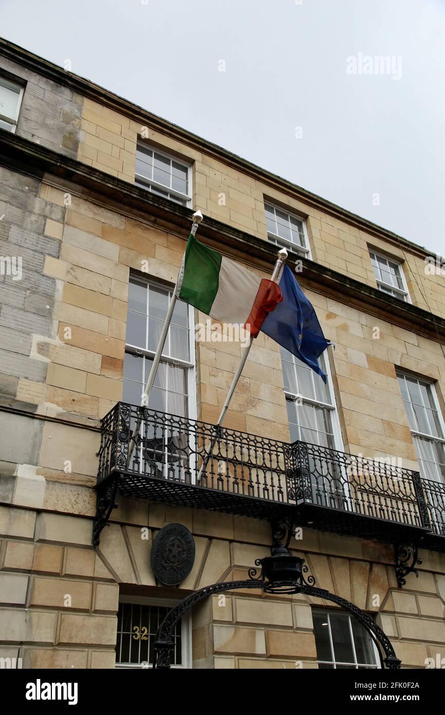 Edificio del Consolato Italiano con Bandiere Italiane ed EU a Edimburgo  Scozia Foto stock - Alamy
