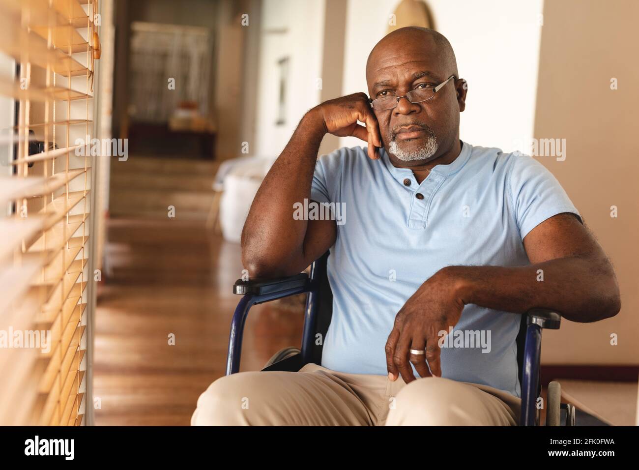 Ha sottolineato l'uomo anziano afro-americano seduto al volante sedia a casa Foto Stock