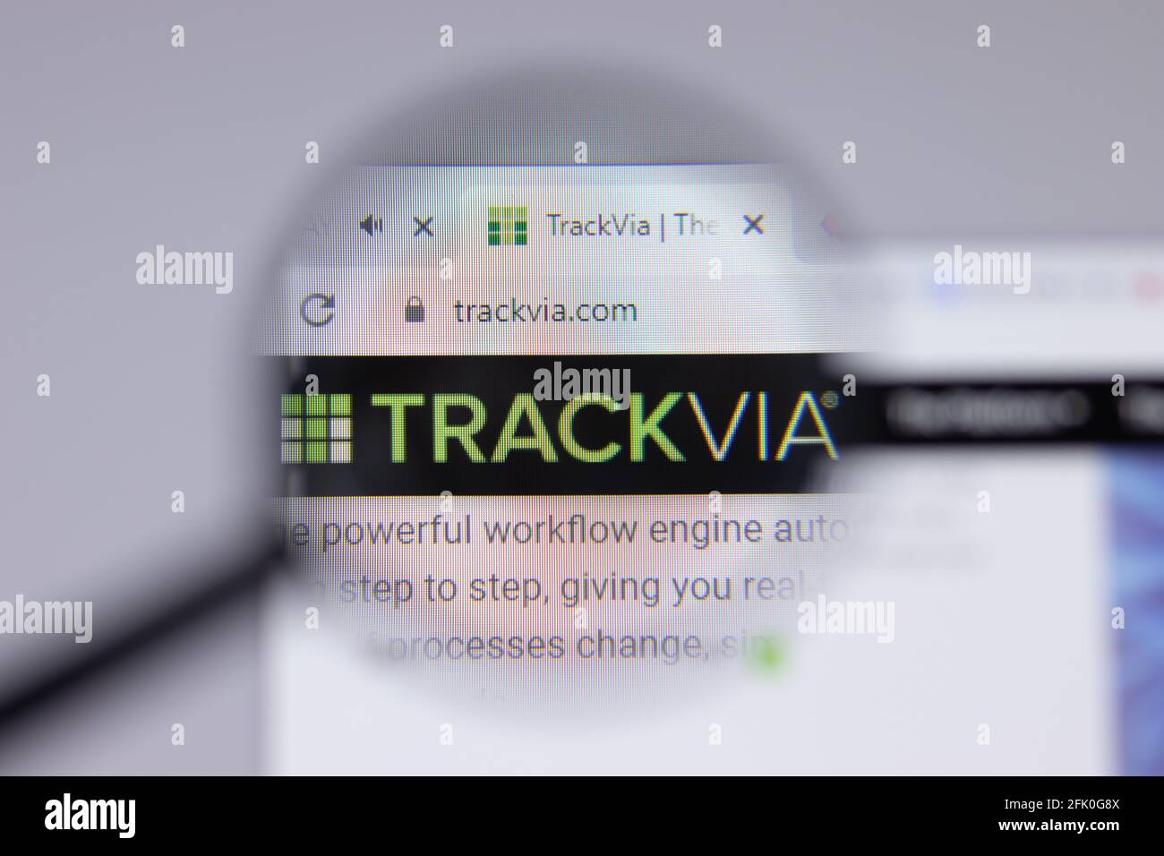 New York, USA - 26 Aprile 2021: Primo piano del logo Trackvia sulla pagina del sito, Editoriale illustrativo Foto Stock