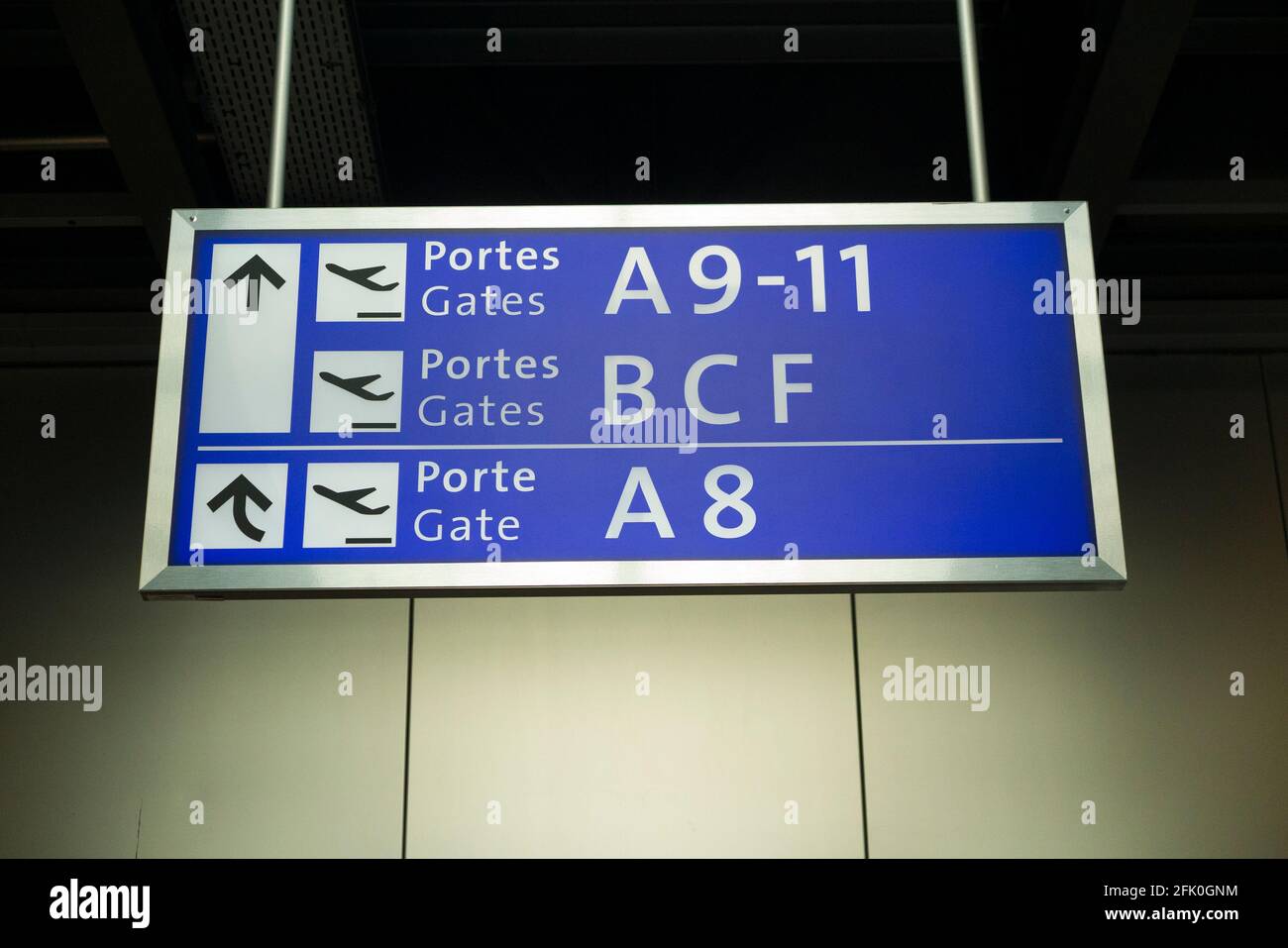 Cartello/schermo che indica i cancelli di partenza dei voli in partenza, nella sala partenze dell'aeroporto di Ginevra/Ginevra, porto aereo di Cointrin, Svizzera. (101) Foto Stock