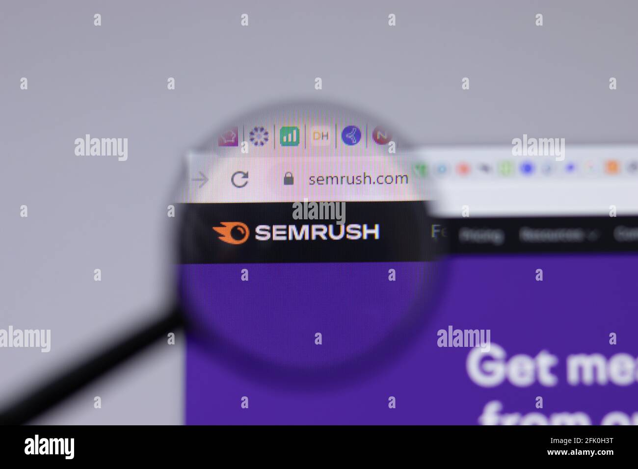 New York, USA - 26 Aprile 2021: Primo piano del logo SEMrush sulla pagina del sito, Editoriale illustrativo Foto Stock