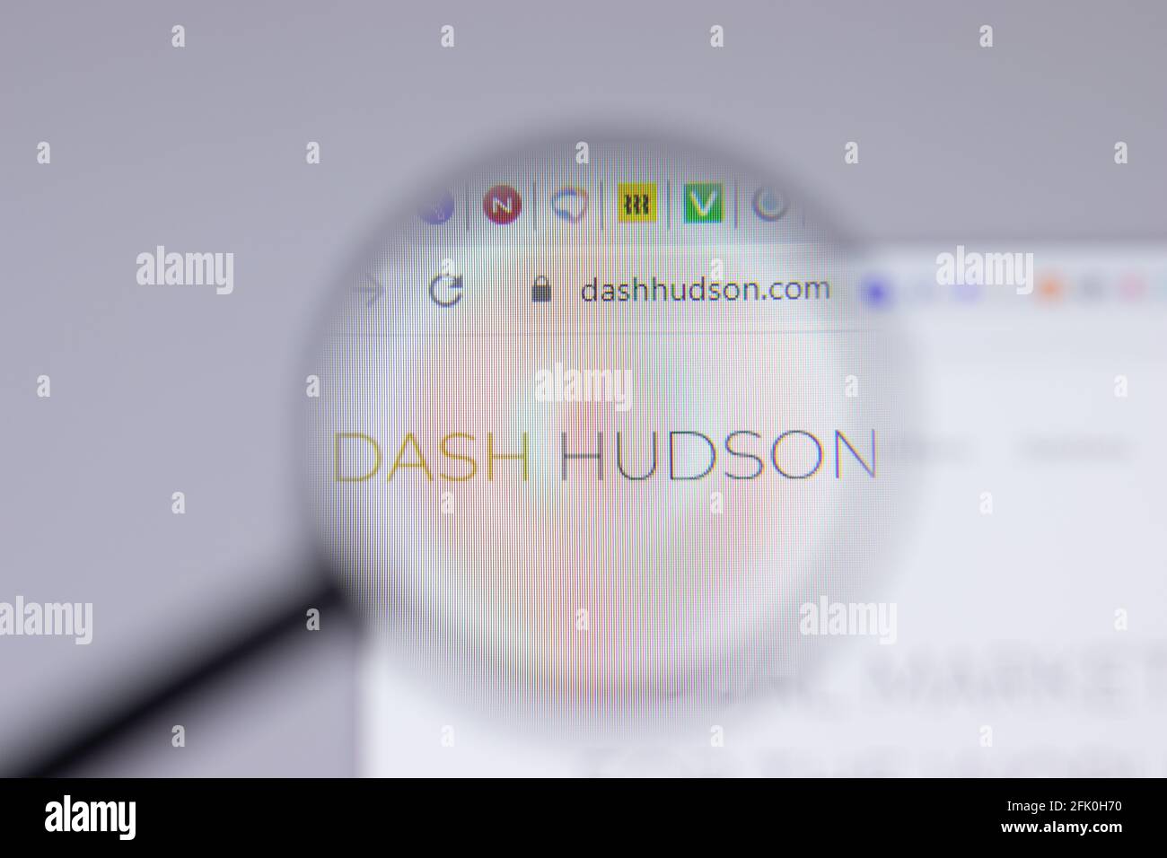 New York, USA - 26 Aprile 2021: Primo piano del logo Dash Hudson sulla pagina del sito, Editoriale illustrativo Foto Stock