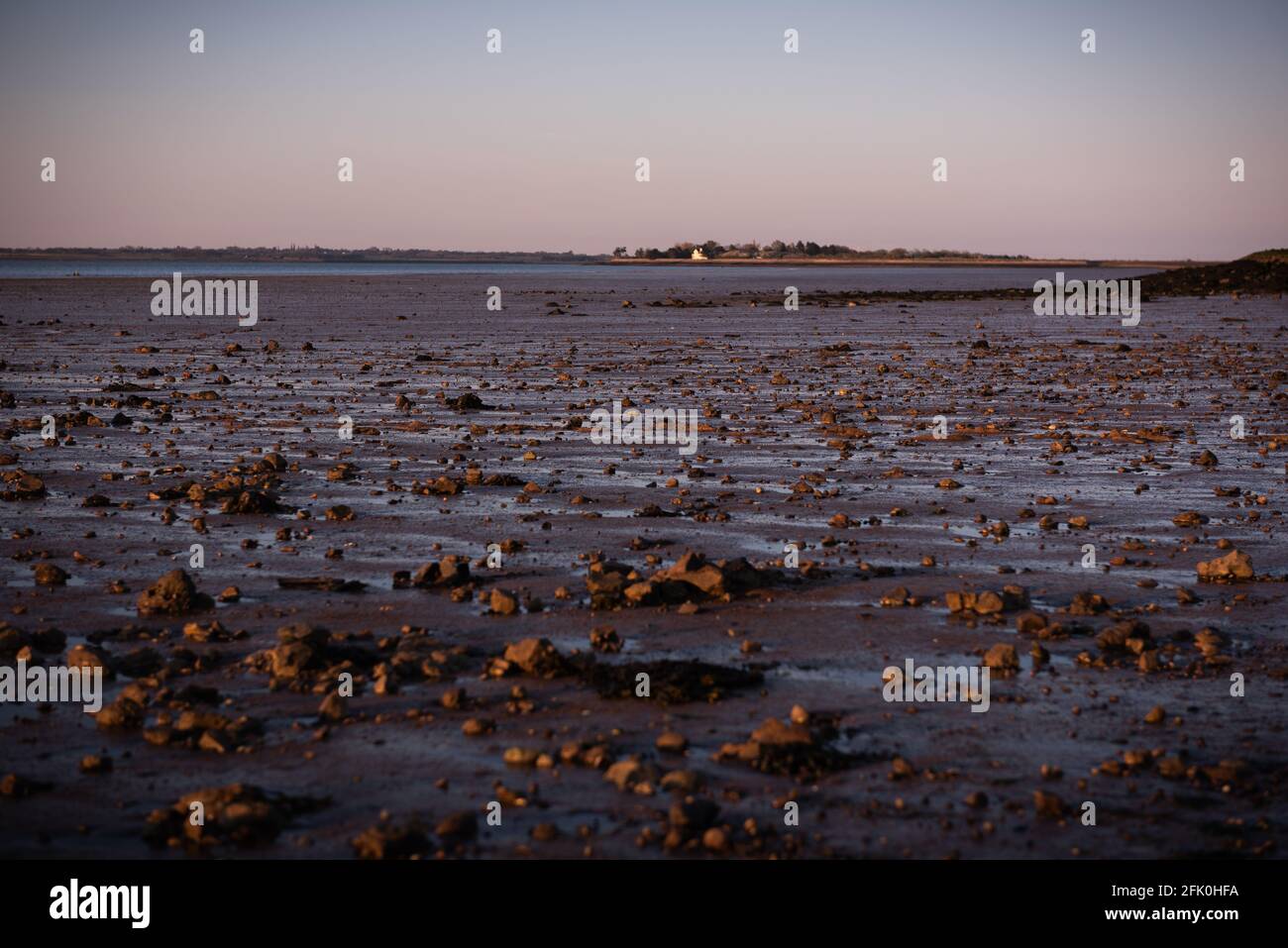 Bassa marea in estuario campanile baia fiume Blackwater essex mostra rocce Foto Stock