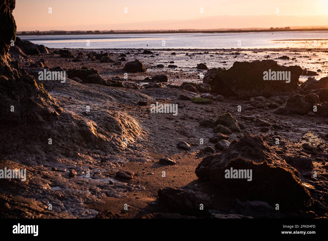 Bassa marea in estuario campanile baia fiume Blackwater essex mostra rocce Foto Stock