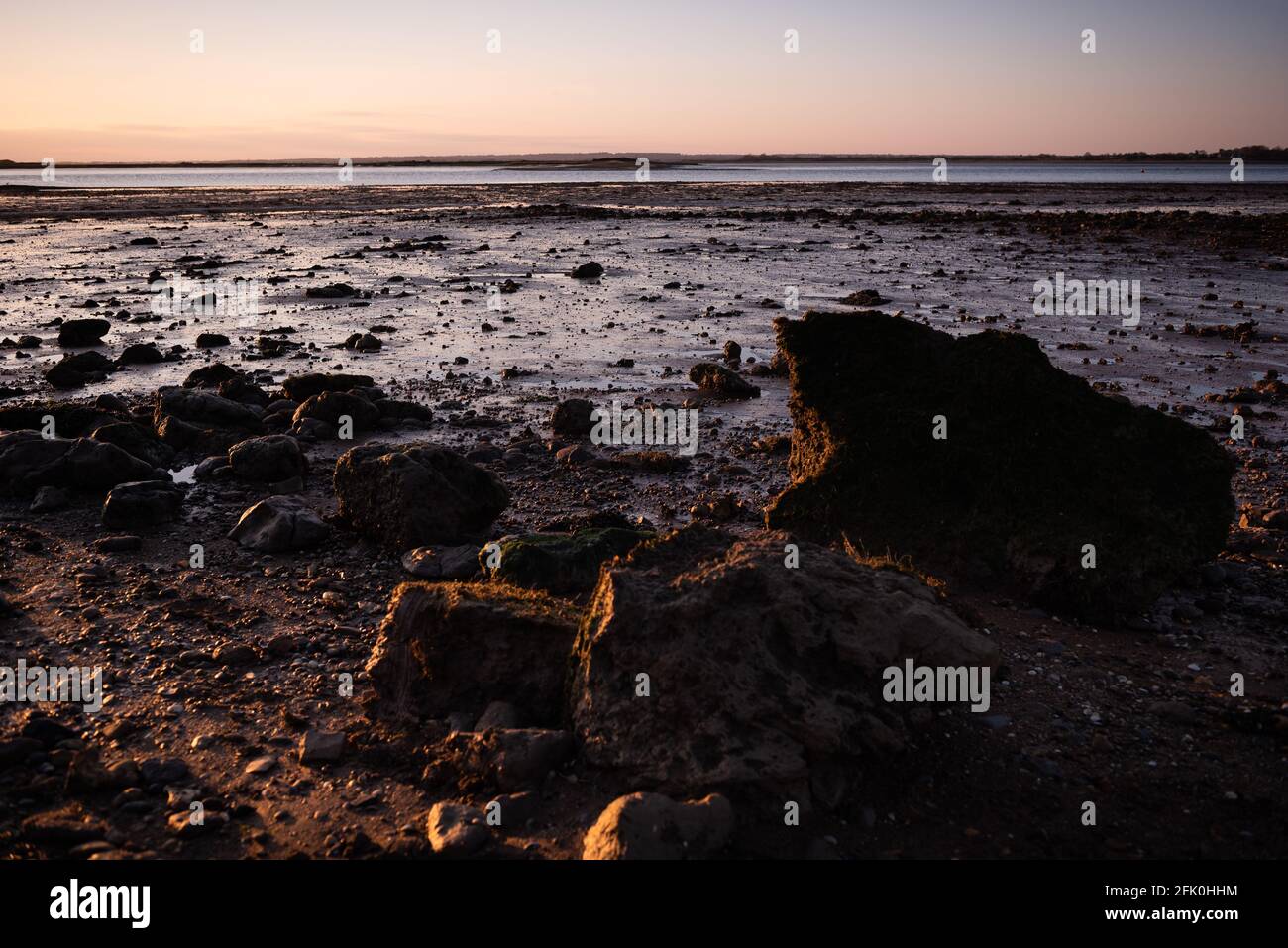 Bassa marea in estuario campanile baia fiume Blackwater essex mostra rocce Foto Stock