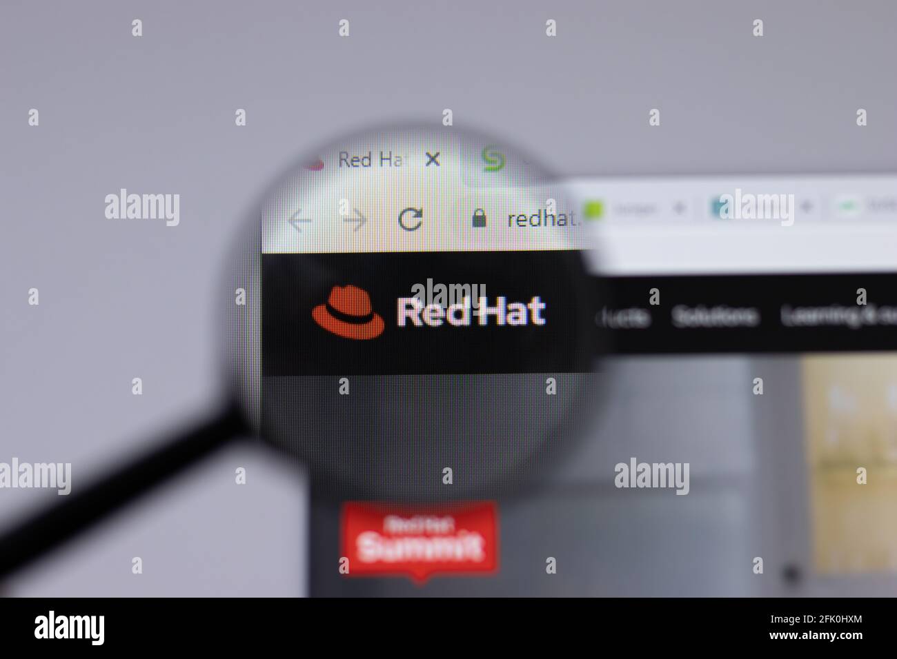 New York, USA - 26 Aprile 2021: Primo piano del logo Red Hat Software sulla pagina del sito, Editoriale illustrativo Foto Stock