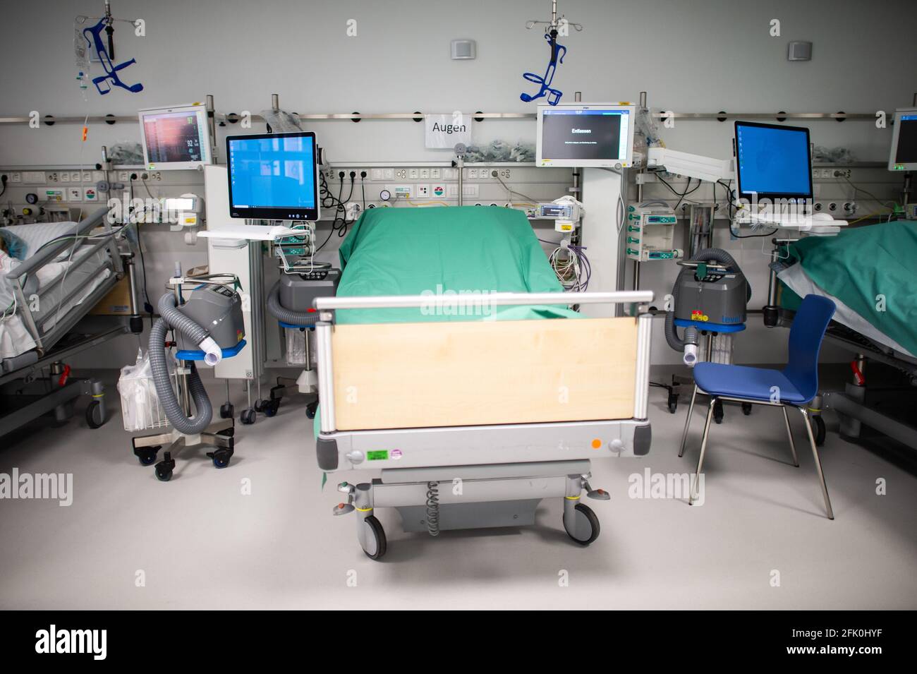 Essen, Germania. 27 Apr 2021. Un letto ospedaliero vuoto si trova nella sala di recupero accanto alle sale operatorie ORL dell'Ospedale Universitario. La nuova costruzione del tratto operativo per le operazioni Eye e ENT è costata quasi 70 milioni di euro. Secondo l'Ospedale Universitario, questi sono attualmente i teatri operativi più moderni in Germania e in Europa. Credit: Jonas Güttler/dpa/Alamy Live News Foto Stock