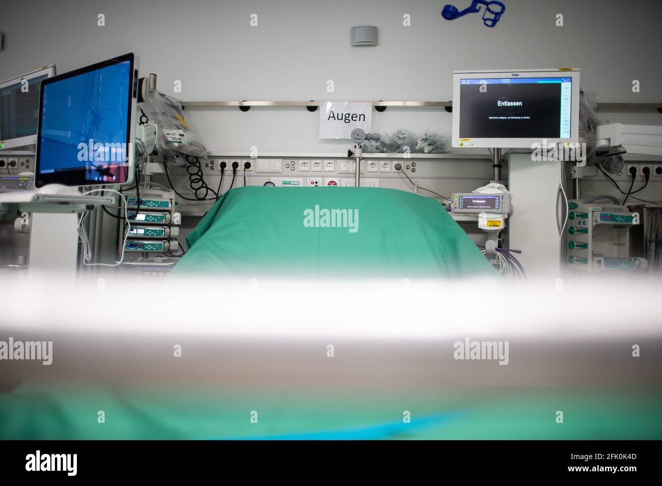 Essen, Germania. 27 Apr 2021. Un letto ospedaliero vuoto si trova nella sala di recupero presso le sale operatorie ORL dell'Ospedale Universitario. La nuova costruzione del tratto operativo per le operazioni Eye e ENT è costata quasi 70 milioni di euro. Secondo l'Ospedale Universitario, questi sono attualmente i teatri operativi più moderni in Germania e in Europa. Credit: Jonas Güttler/dpa/Alamy Live News Foto Stock