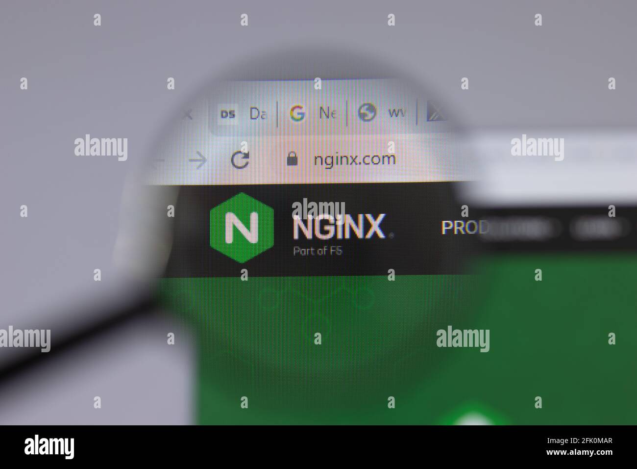 New York, USA - 26 Aprile 2021: Primo piano del logo nginx sulla pagina del sito, Editoriale illustrativo Foto Stock