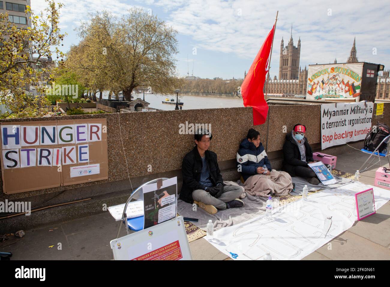 Londra, Regno Unito, 27 aprile 2021: Gli attivisti di Westminster Bridge sono al quarto giorno di uno sciopero della fame e chiedono un'azione contro il governo di Myanmar, dove si è verificato un colpo di stato militare e i manifestanti sono uccisi e feriti. Anna Watson/Alamy Live News Foto Stock