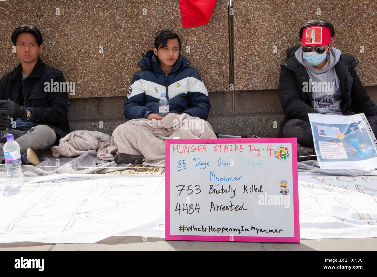 Londra, Regno Unito, 27 aprile 2021: Gli attivisti di Westminster Bridge sono al quarto giorno di uno sciopero della fame e chiedono un'azione contro il governo di Myanmar, dove si è verificato un colpo di stato militare e i manifestanti sono uccisi e feriti. Anna Watson/Alamy Live News Foto Stock