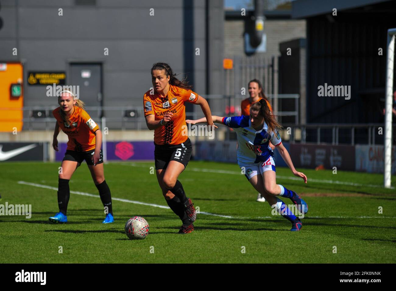 Georgia Robert (5 api londinesi) durante la partita femminile del Campionato fa tra London Bees e Blackburn Rovers, Inghilterra. Foto Stock