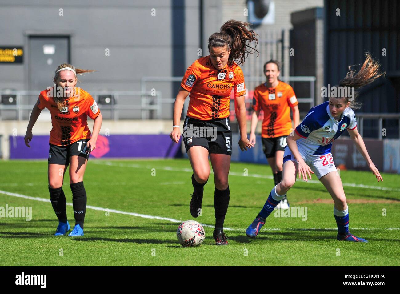 Georgia Robert (5 api londinesi) in difesa durante la partita femminile del Campionato fa tra London Bees e Blackburn Rovers, Inghilterra. Foto Stock