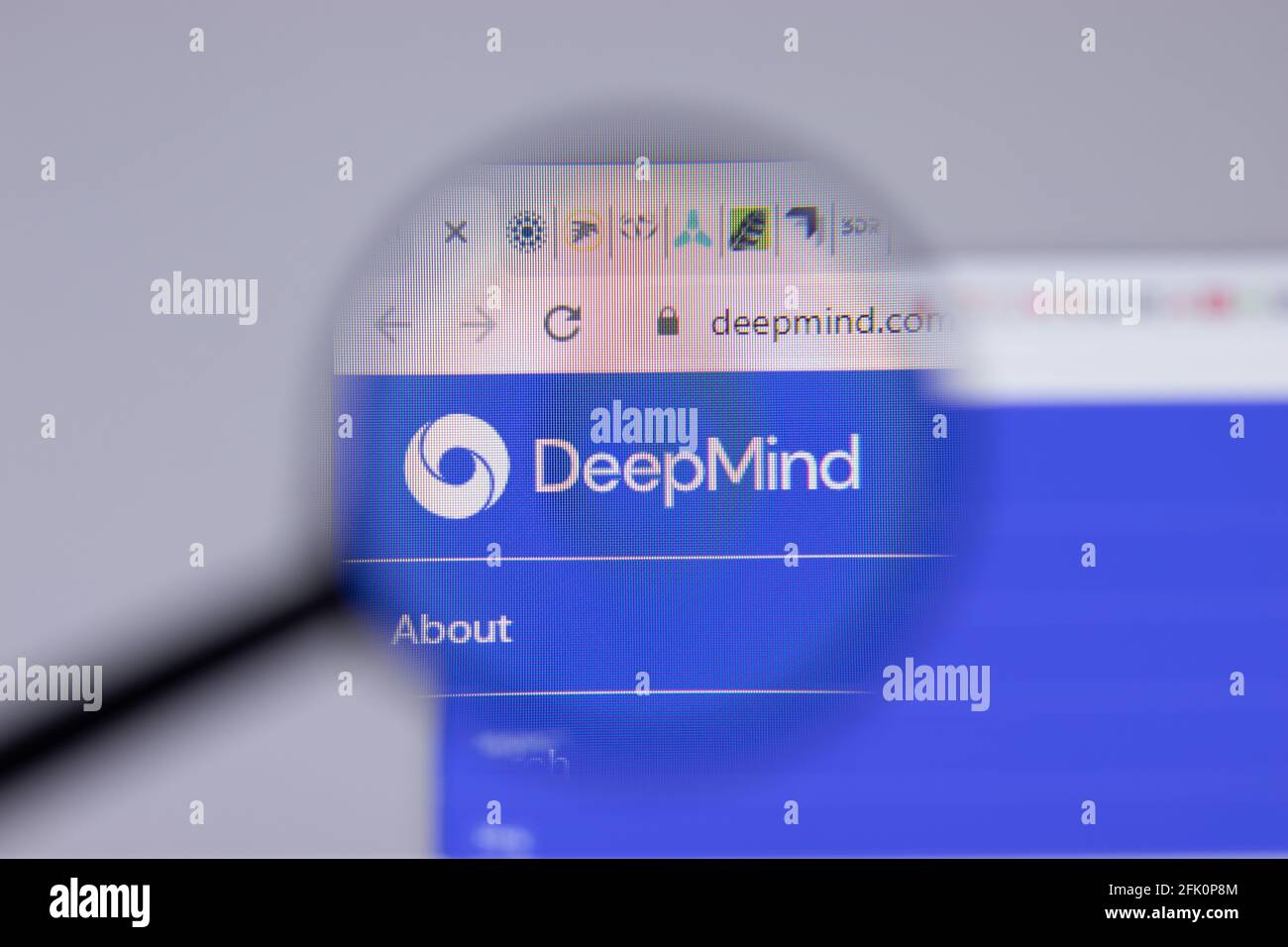 New York, USA - 26 Aprile 2021: Primo piano del logo DeepMind sulla pagina del sito, Editoriale illustrativo Foto Stock