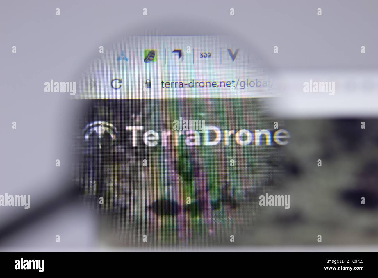 New York, USA - 26 Aprile 2021: Primo piano del logo Terra Drone sulla pagina del sito, Editoriale illustrativo Foto Stock