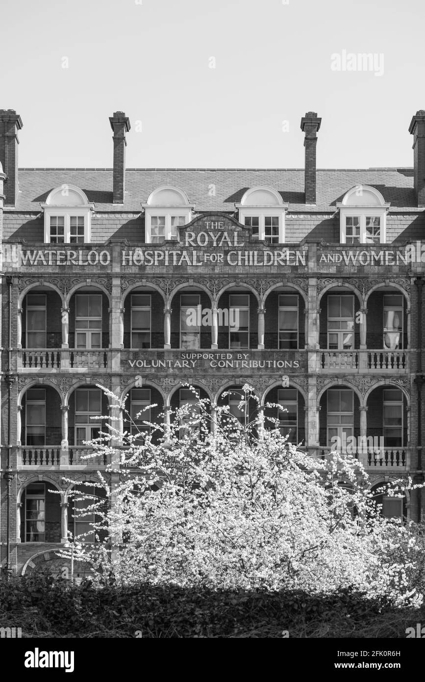 façade del Royal Waterloo Hospital vicino alla stazione di Waterloo in Londra Foto Stock