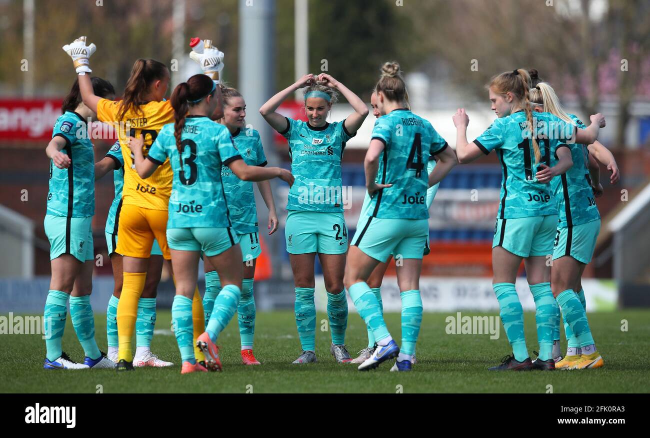 Chesterfield, Inghilterra, 25 aprile 2021. La squadra di Liverpool Huddle durante la partita del FA Women's Championship al Technique Stadium di Chesterfield. L'immagine di credito dovrebbe essere: Simon Bellis / Sportimage Foto Stock