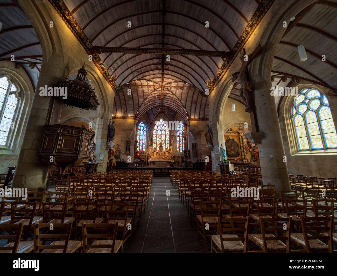 Vista generale della chiesa di Saint-Germain a Pleyben, navata, coro, Cristo sulla croce, pulpito, volta e la sua struttura scolpita, piastra a muro. Pleyben, Foto Stock