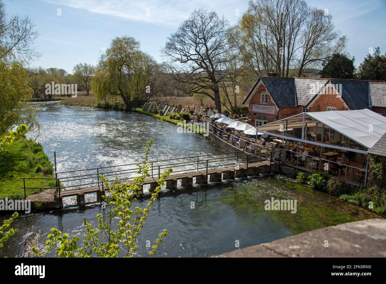 Fullerton vicino Stockbridge, Hampshire, Inghilterra, Regno Unito. 2021. Il pub ristorante inglese si affaccia sul fiume Test vicino a Stockebridge, Regno Unito. Foto Stock