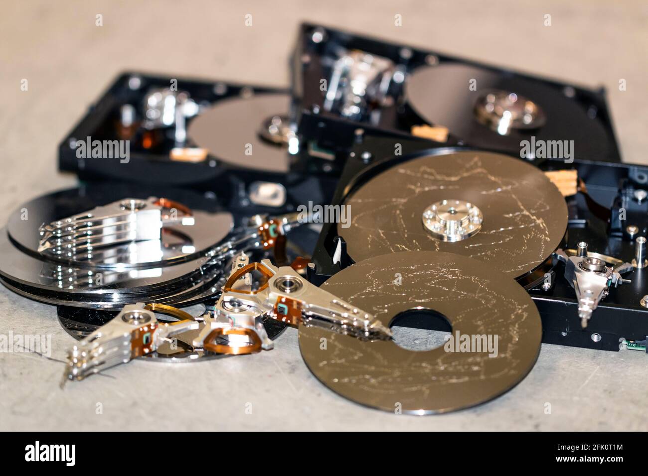 molti dischi rigidi del computer si trovano uno sopra l'altro per distruggere i dati Foto Stock
