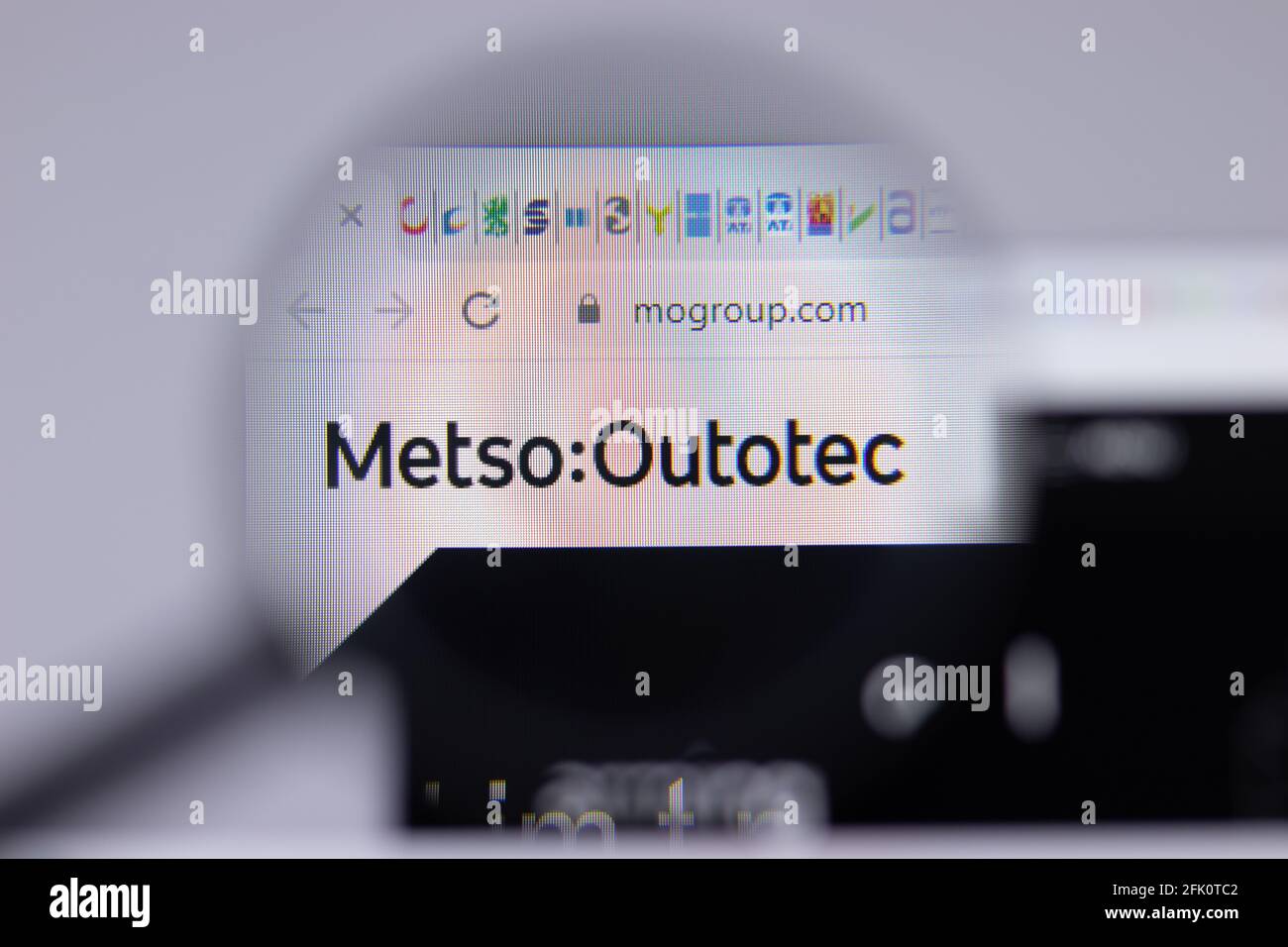 New York, USA - 26 Aprile 2021: Primo piano del logo Metso Outotec sulla pagina del sito, Editoriale illustrativo Foto Stock