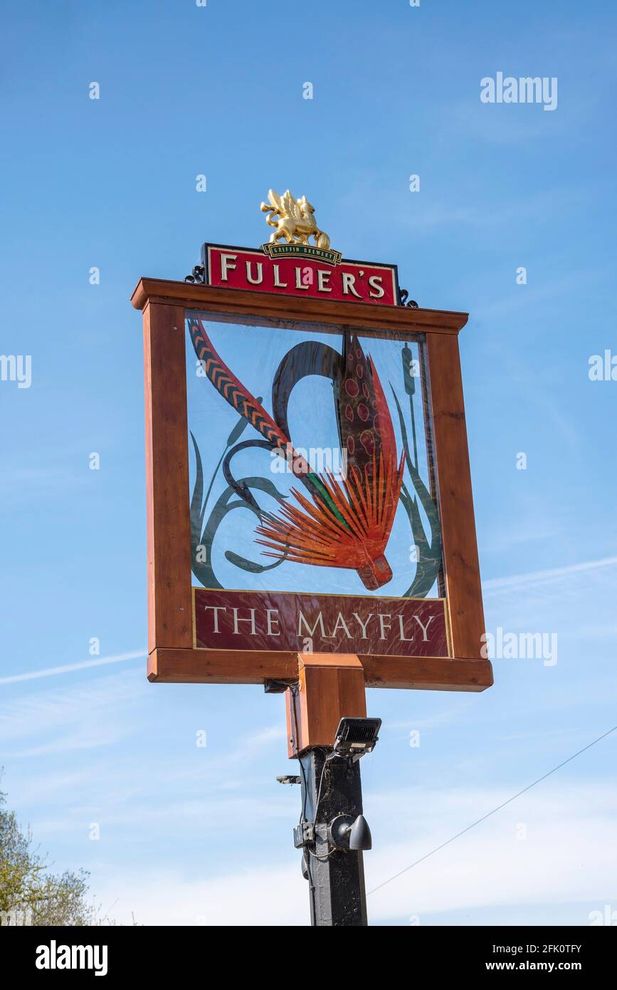 Fullerton vicino Stockbridge, Hampshire, Inghilterra, Regno Unito. 2021. Cartello pub per il Mayfly pub a Fullerton vicino Stockbridge, Regno Unito. Foto Stock