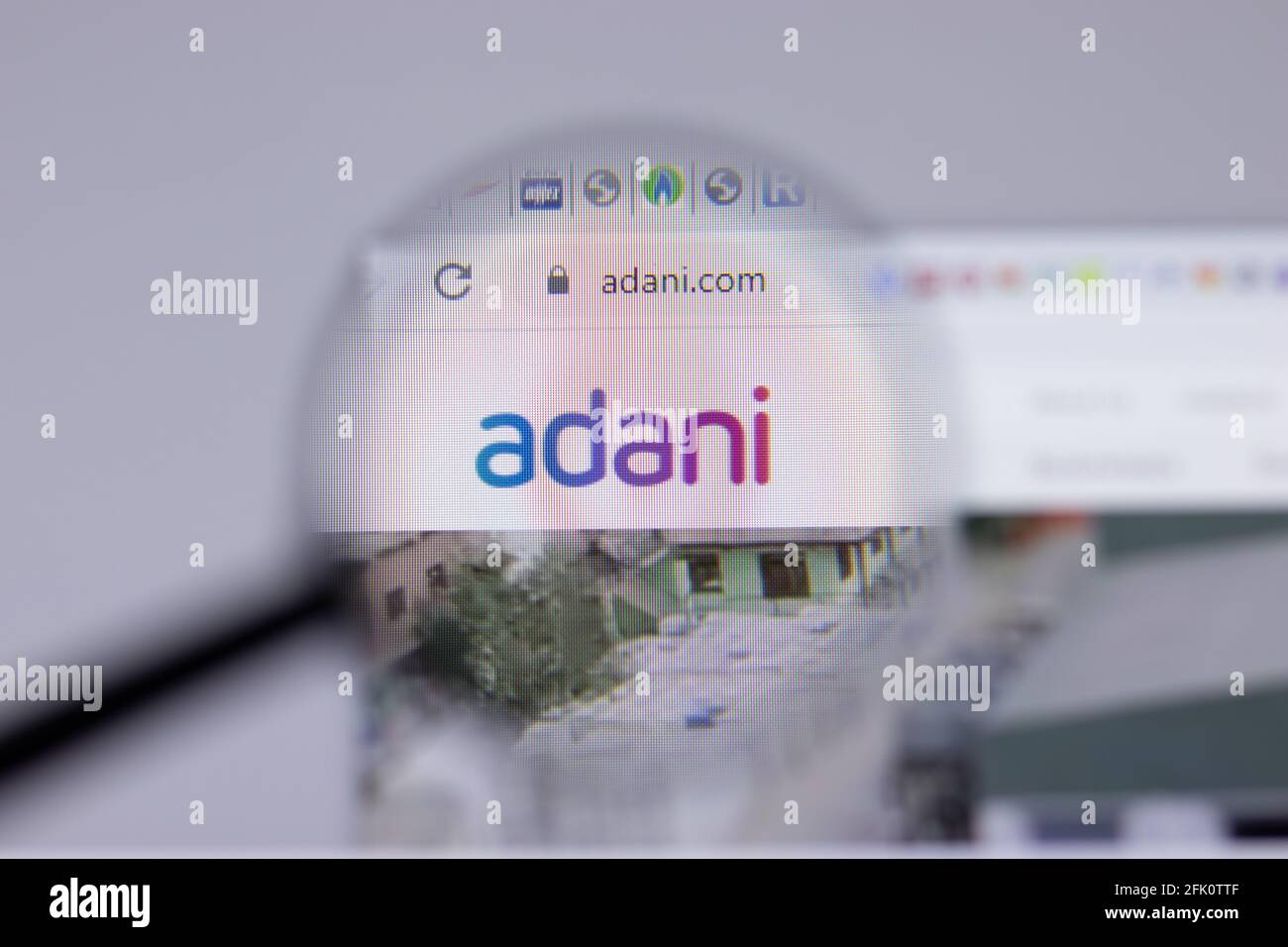 New York, USA - 26 Aprile 2021: Primo piano del logo del Gruppo Adani sulla pagina del sito, Editoriale illustrativo Foto Stock