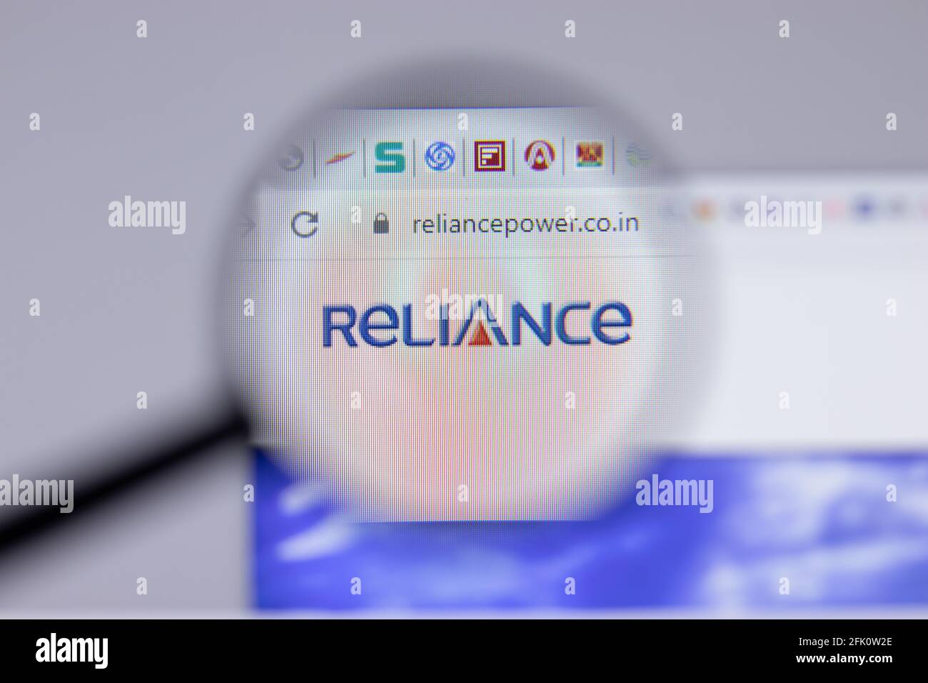 New York, USA - 26 Aprile 2021: Primo piano del logo Reliance Power sulla pagina del sito, Editoriale illustrativo Foto Stock
