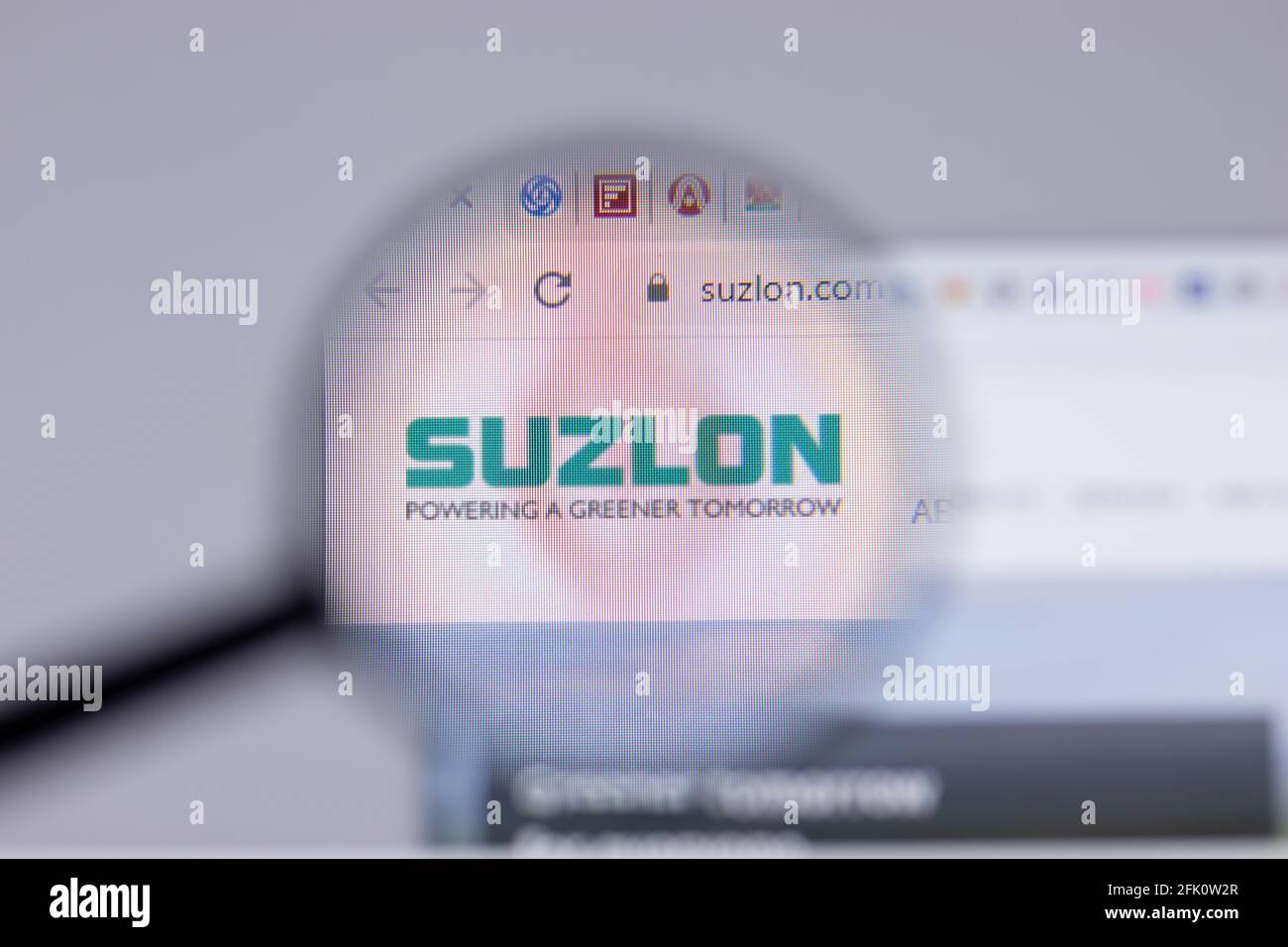 New York, USA - 26 Aprile 2021: Primo piano del logo Suzlon sulla pagina del sito, Editoriale illustrativo Foto Stock