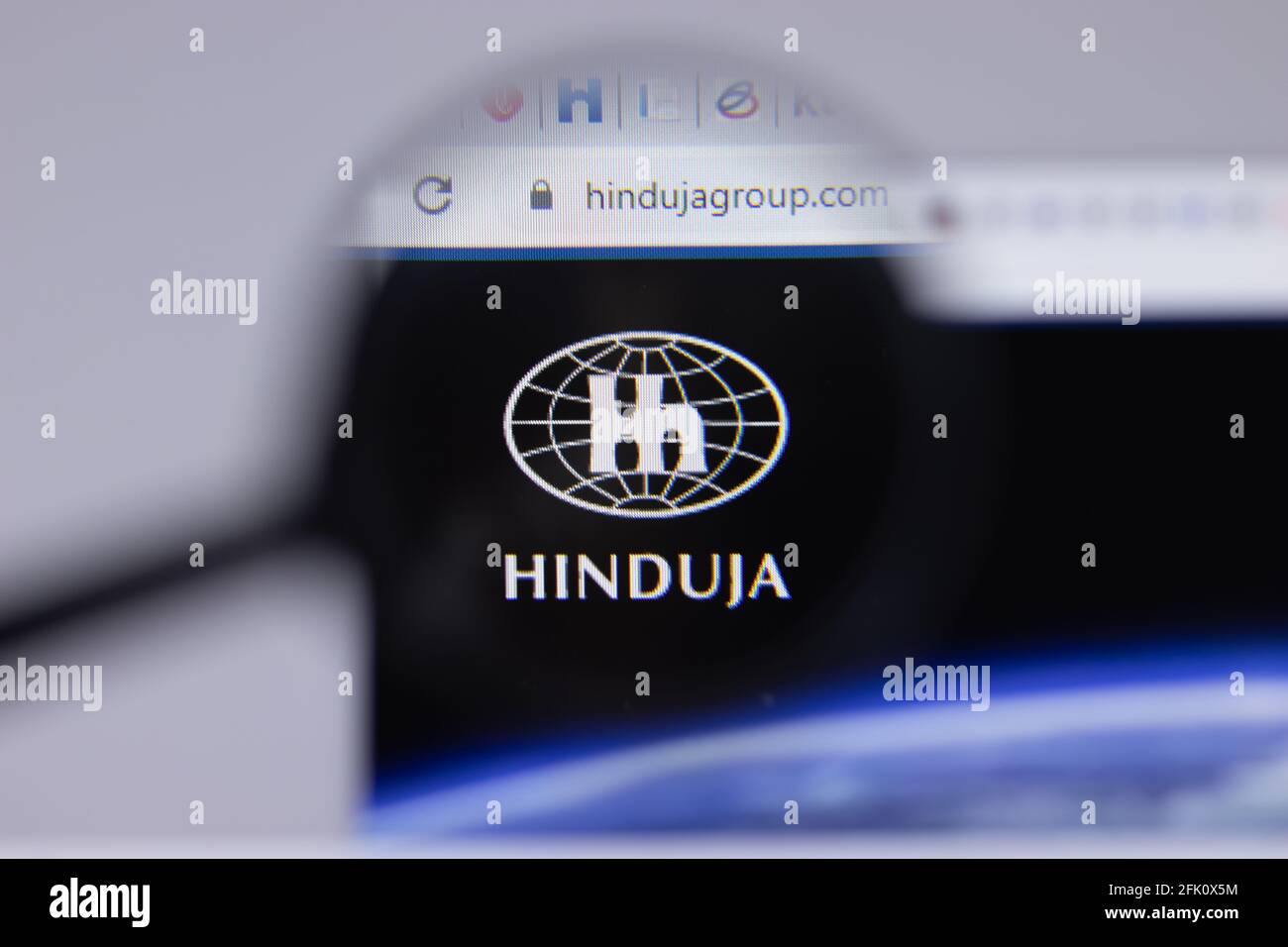 New York, USA - 26 Aprile 2021: Primo piano del logo del Gruppo Hinduja sulla pagina del sito, Editoriale illustrativo Foto Stock