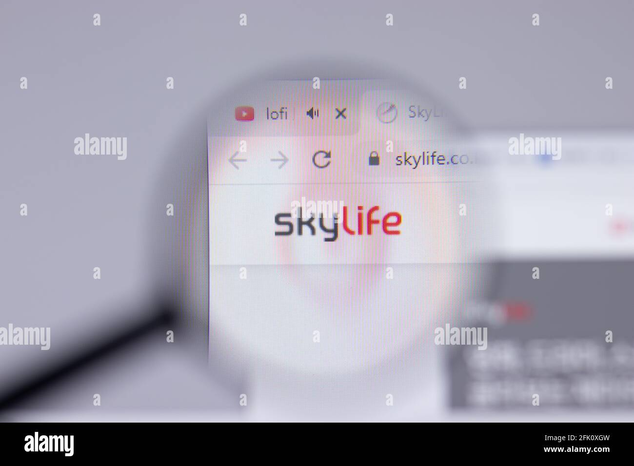 New York, USA - 26 Aprile 2021: Primo piano del logo KT SkyLife sulla pagina del sito, Editoriale illustrativo Foto Stock