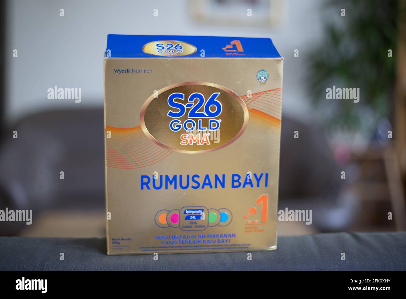 K, MALESIA - 25 aprile 2021: Prodotto Wyeth Nutrition. Pacchetto alimentazione latte per bambini isolato su sfondo sfocato. S - 26 Gold SMA Foto Stock